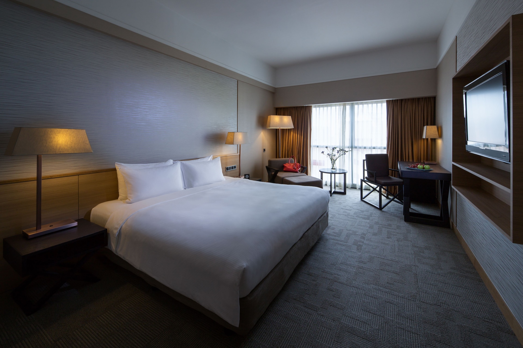 Deluxe, King Bed, Pool Side 3/6