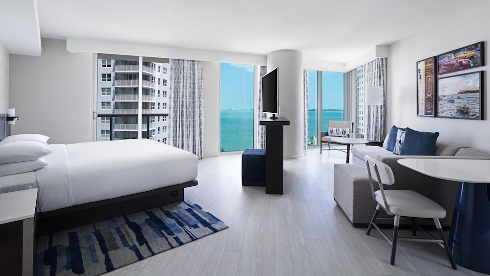 JUNIOR SUITE, KING BED, SOFA, BALCONY
