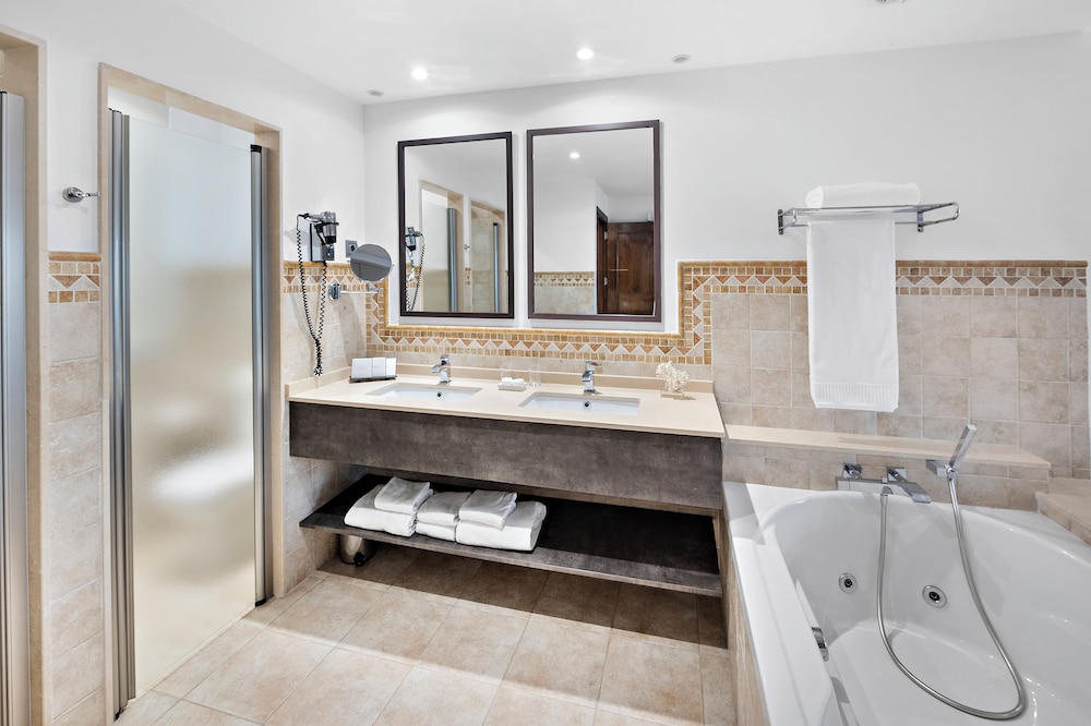 جناح غراند بسريرين كوين بغرفتي نوم بجاكوزي، Wyndham Grand Costa del Sol 4/6