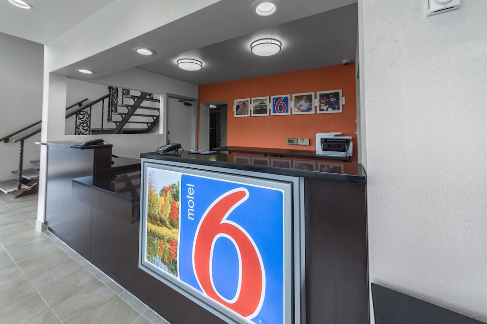 Motel6 Warminster, PA 8/48