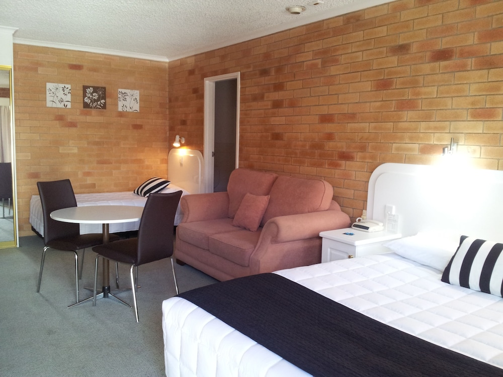 COUSINS MOTOR INN 25/62