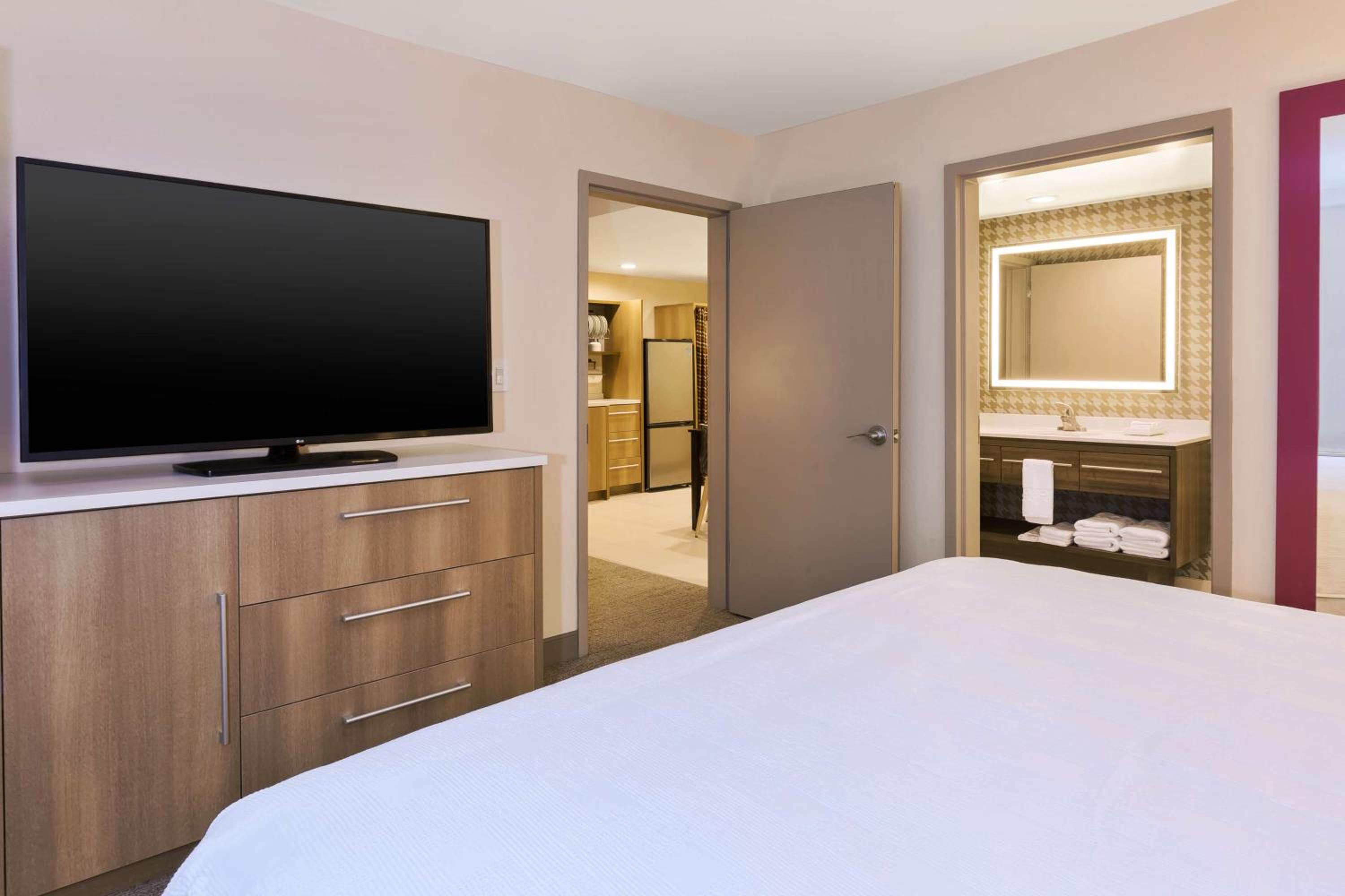 1 BEDROOM, SUITE, KING BED