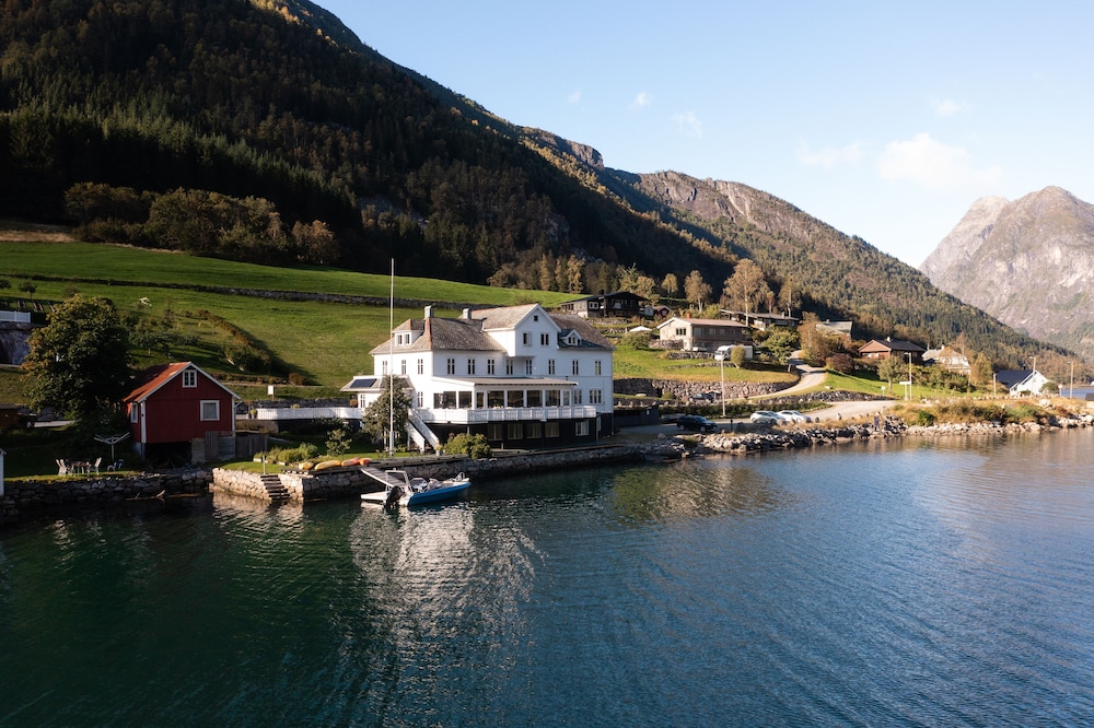 Fjaerland Fjordstove Hotell 57/63