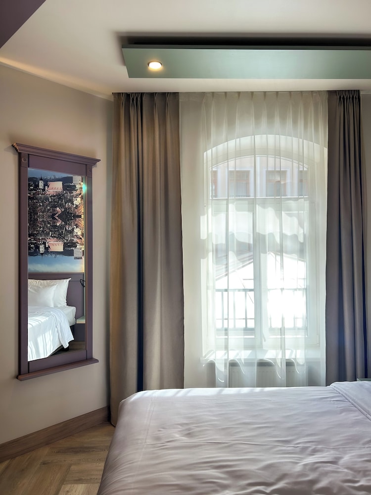 Conti Hotel 18/63