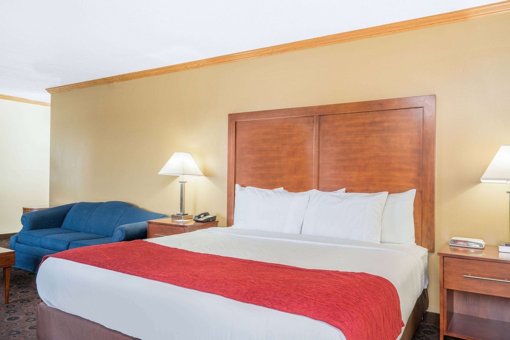 جناح بسرير كينج مع أريكة بحوض جاكوزي، Baymont by Wyndham Kasson Rochester Area 3/4