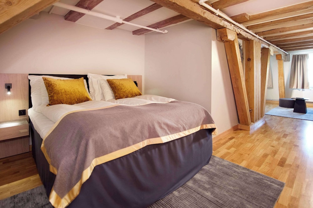Deluxe, Double Bed