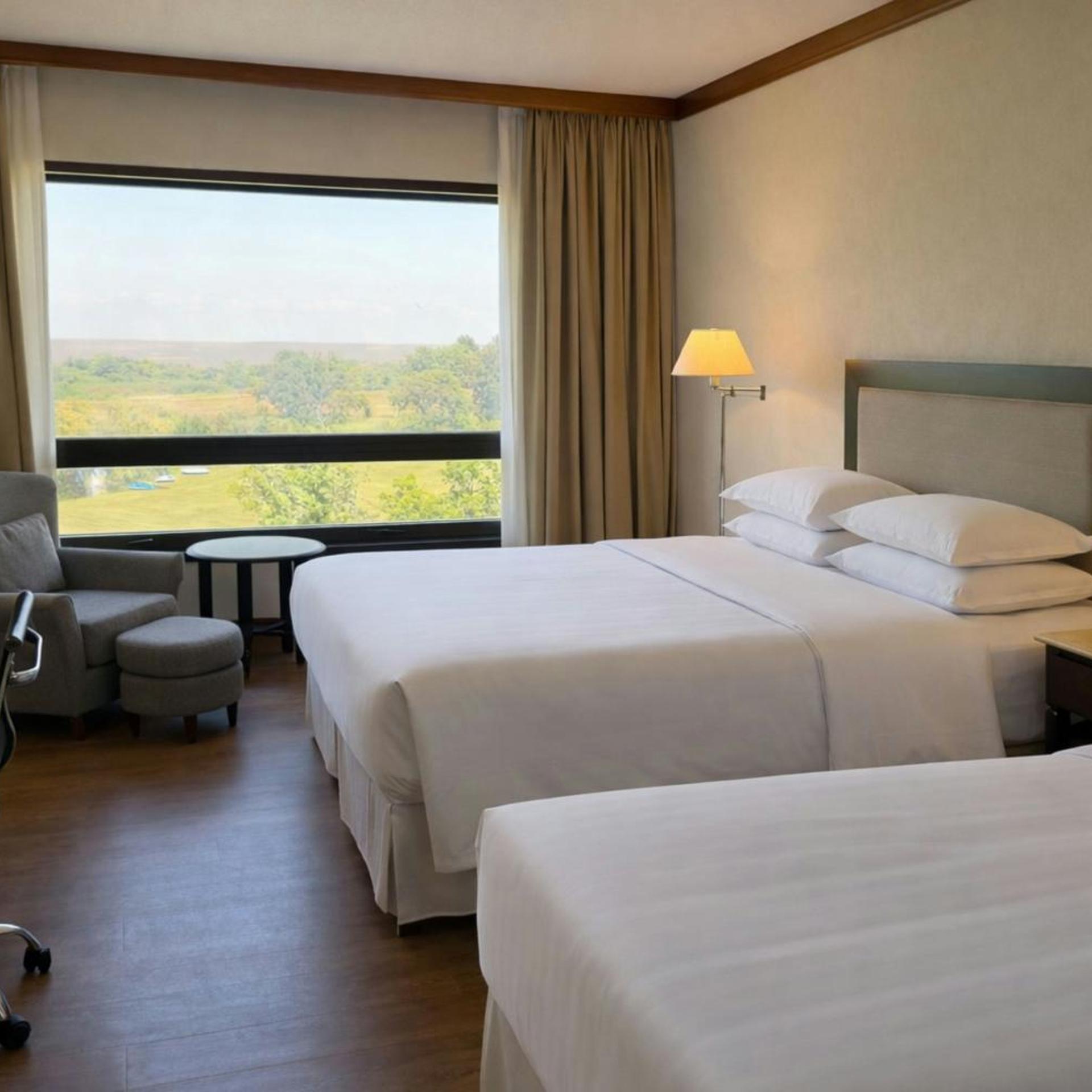 غرفة بسريرين كوين بإطلالة على النهر، Sheraton Colonia Golf and Spa Resort 2/4