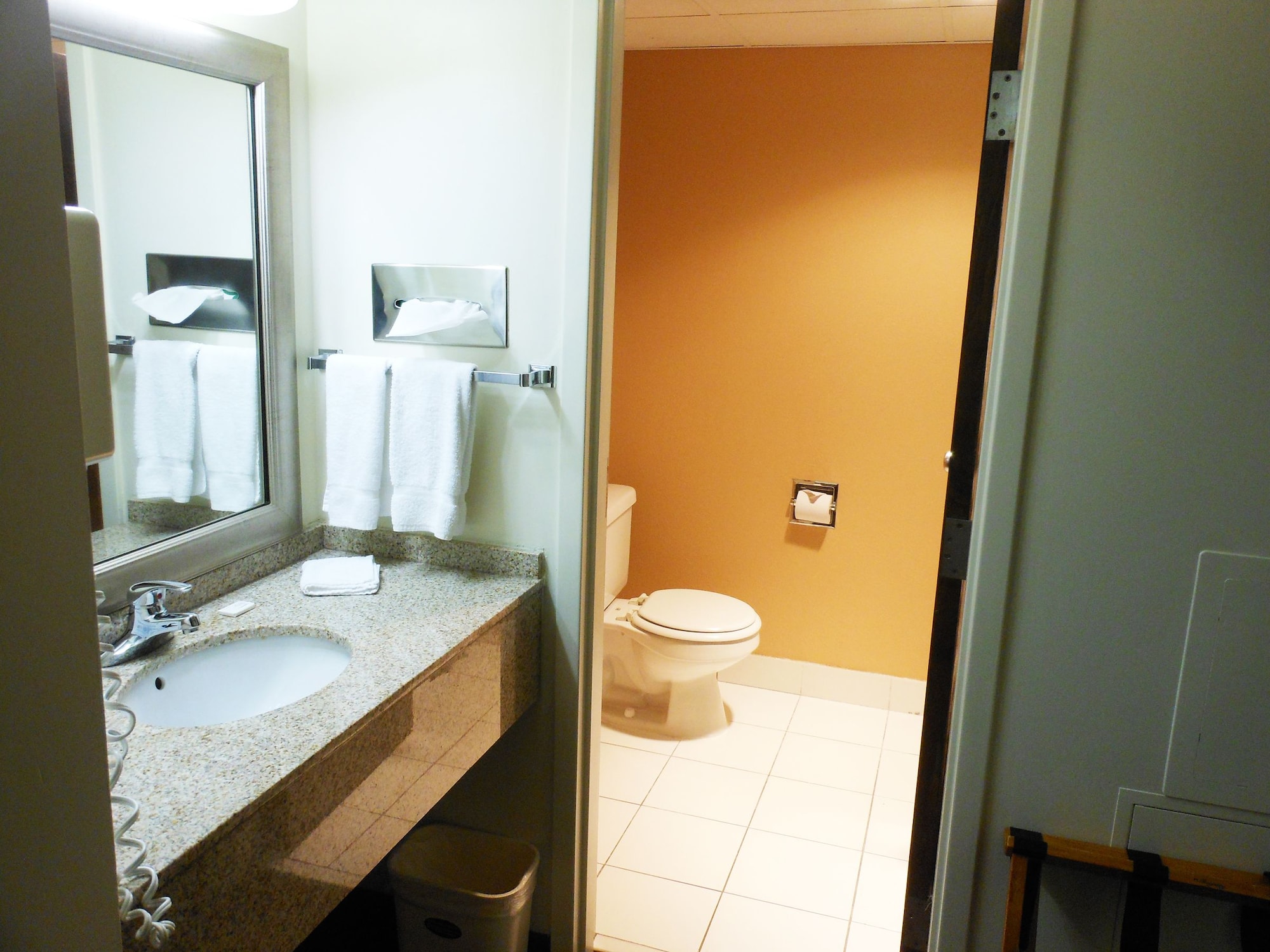 غرفة بسرير كينج، Americas Best Value Inn and Suites St Cloud 4/4