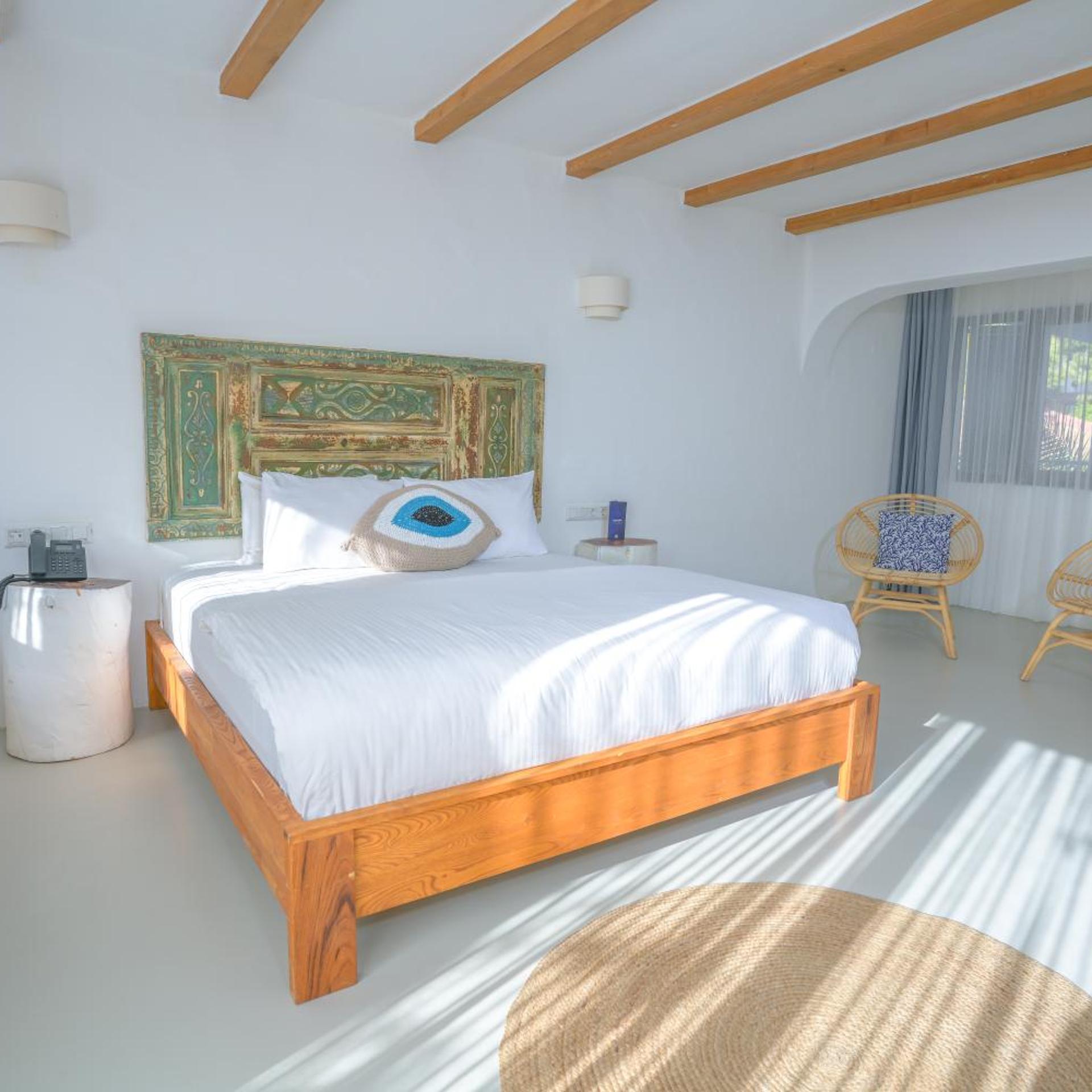 Room, Queen Bed, Street View