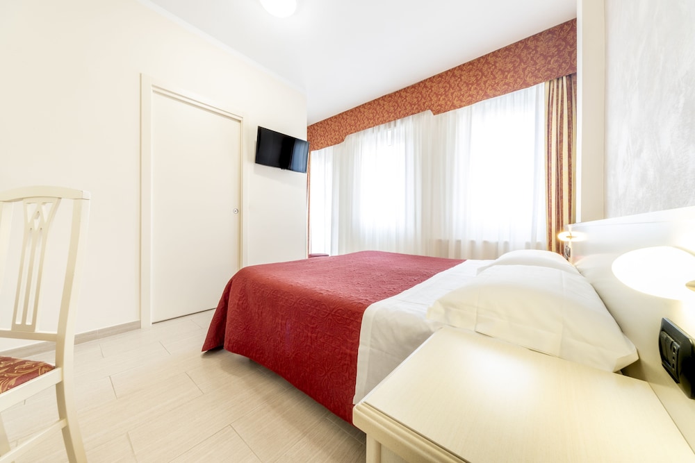 Gold Hotel 11/50
