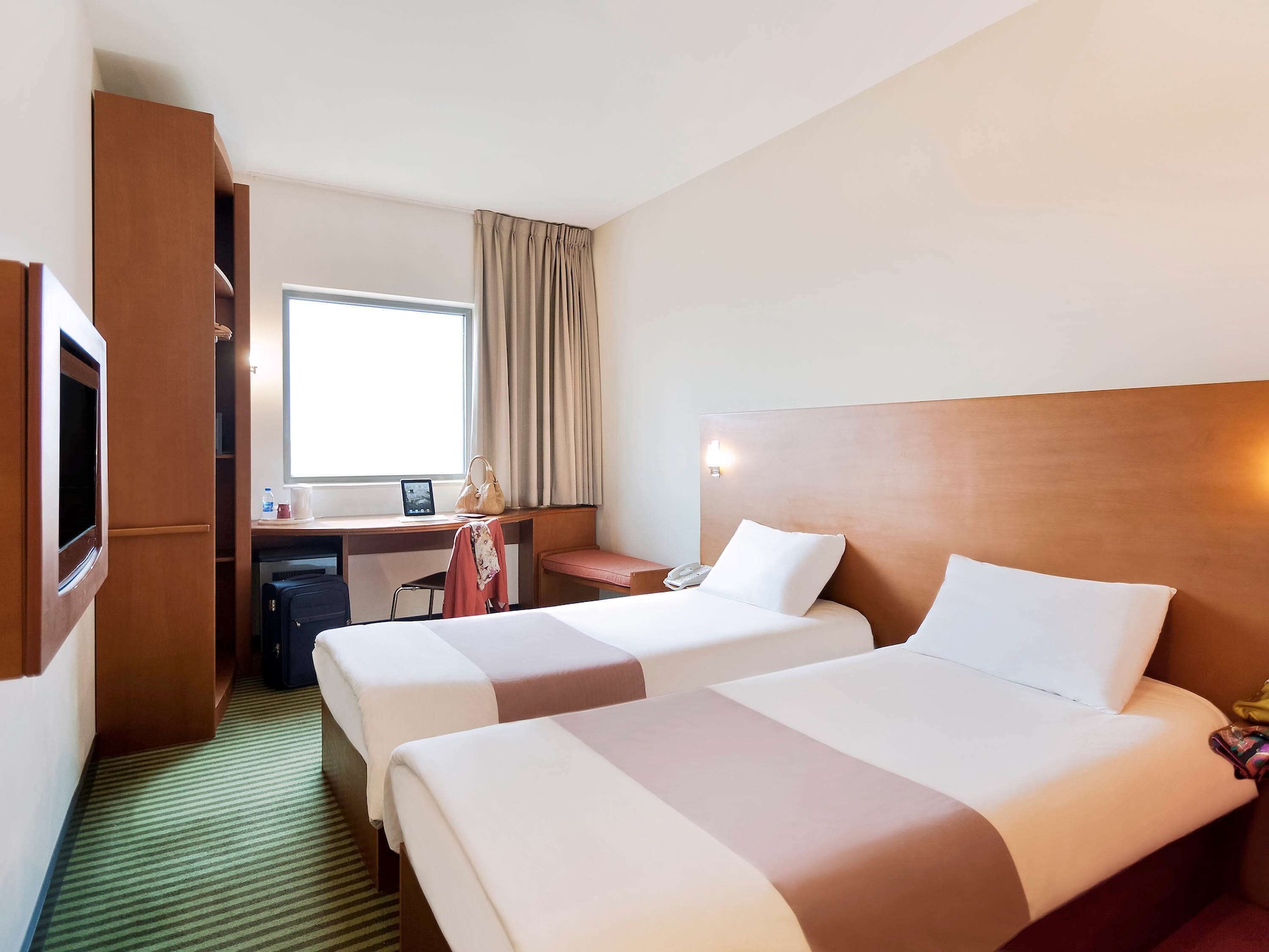 ROOM, TWIN BEDS