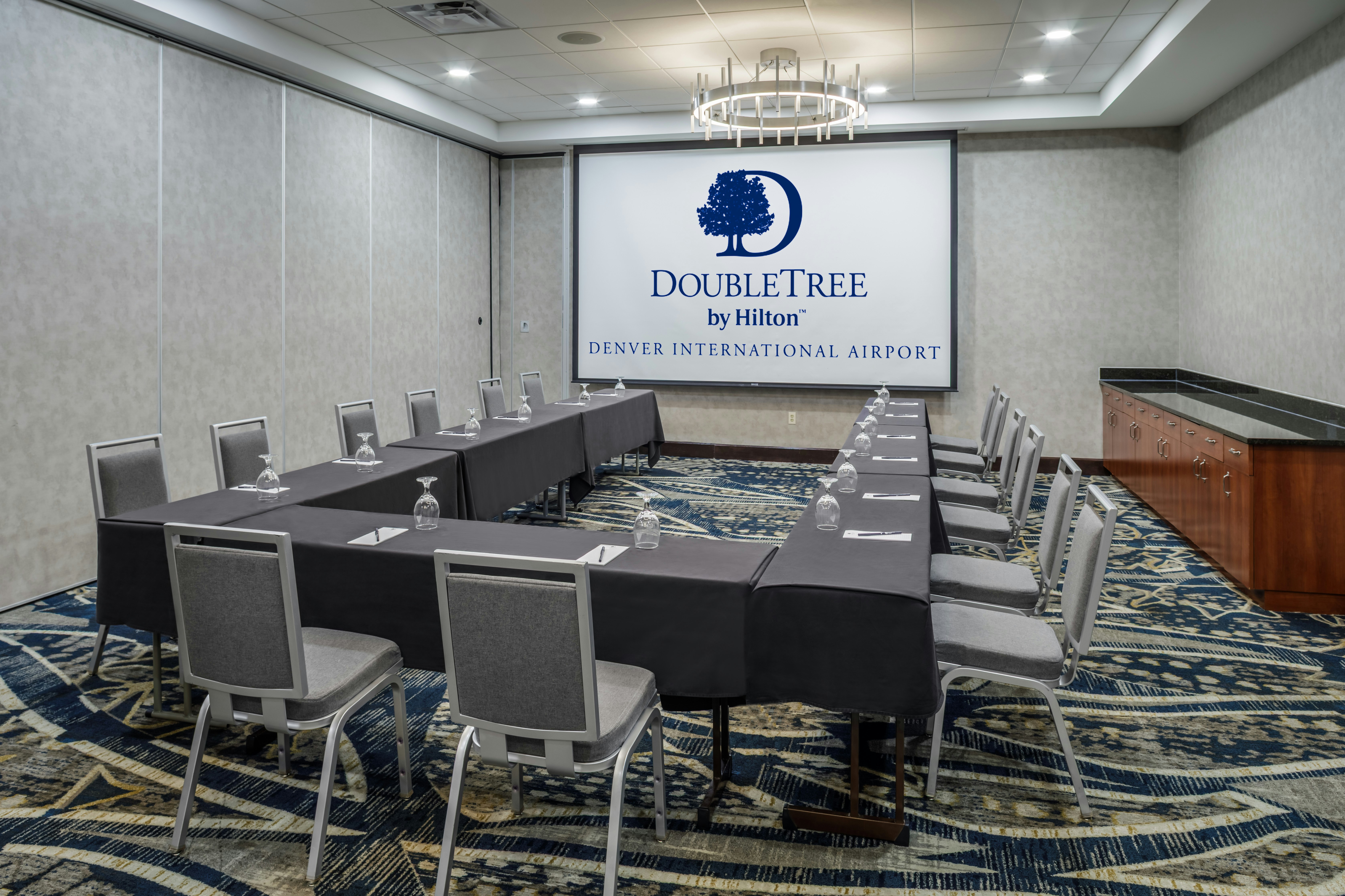 DoubleTree by Hilton Denver International Airport (ex. Holiday Inn Hotel And Suites) 42/45