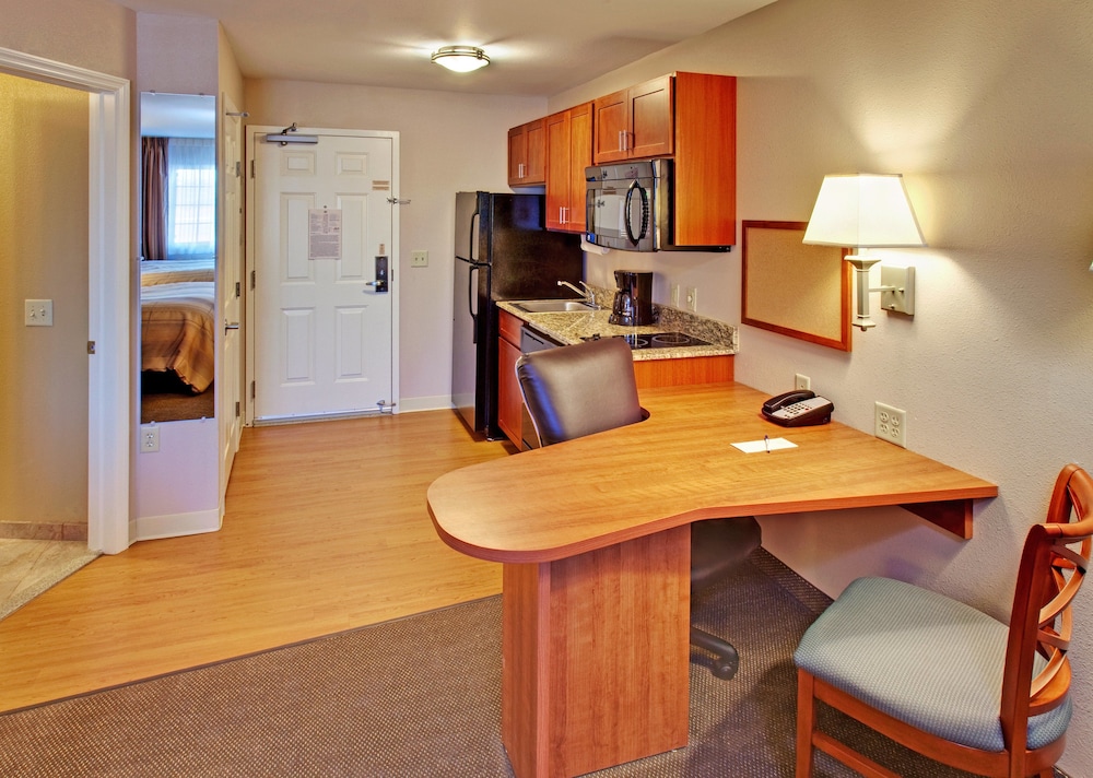 CANDLEWOOD SUITES WILLISTON 63/77