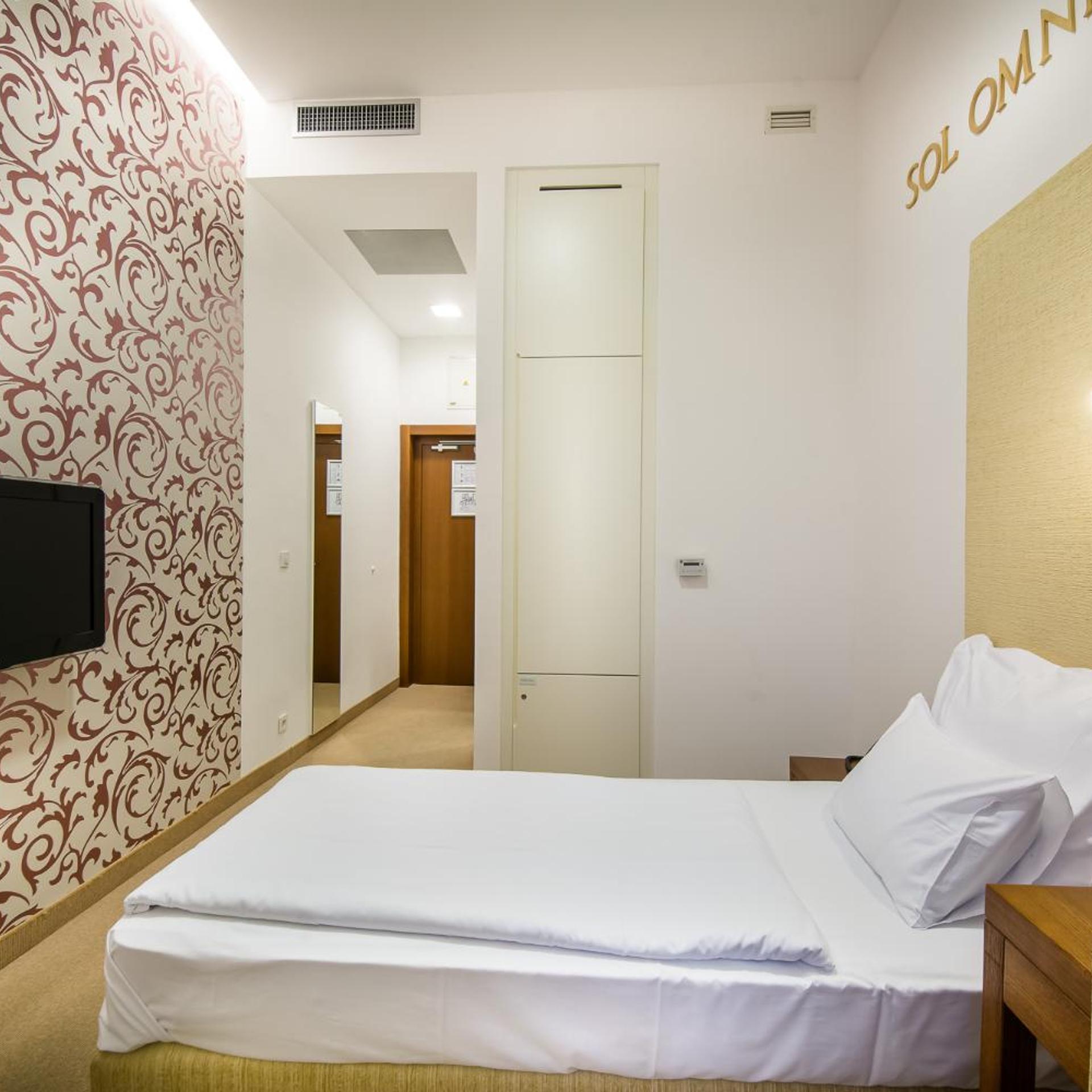 Sofijin Dvor - Adults Only 9/32