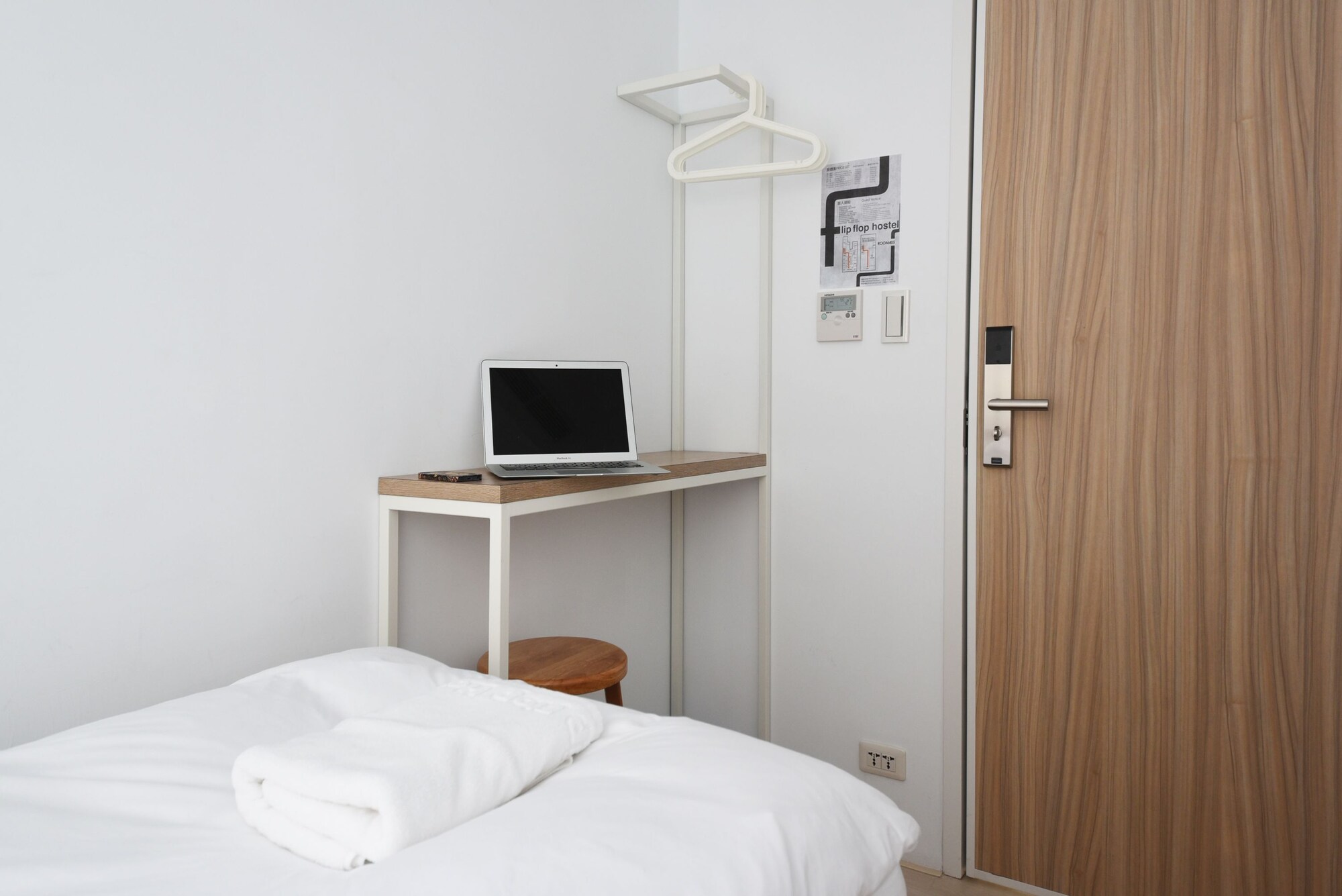 ECONOMY, SINGLE, SHARED BATHROOM