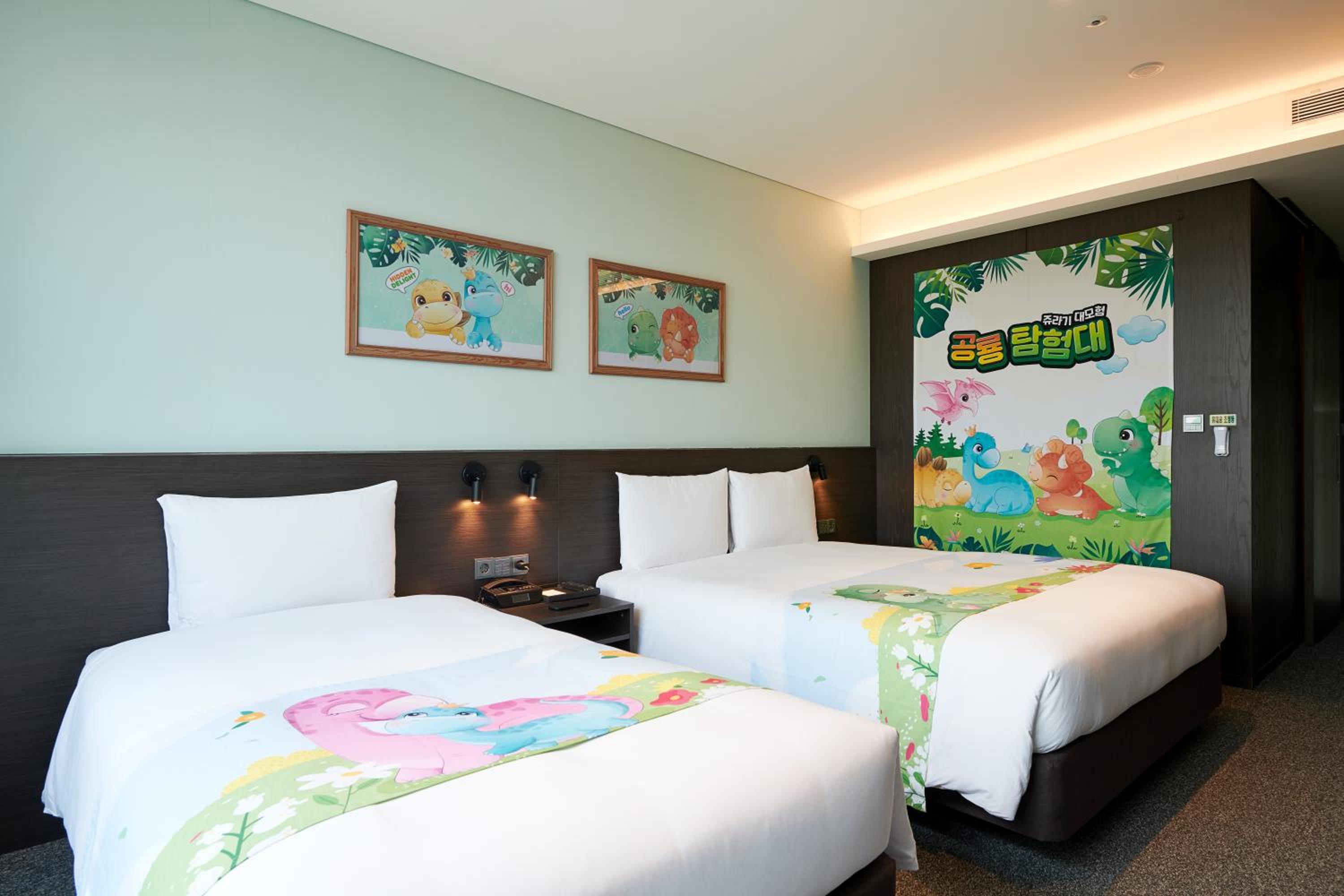 Royal, Family, Twin Beds, Pool Access