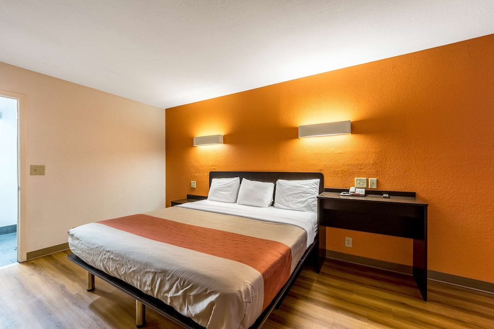 Motel6 San Antonio, TX - South IH-10 East 32/51