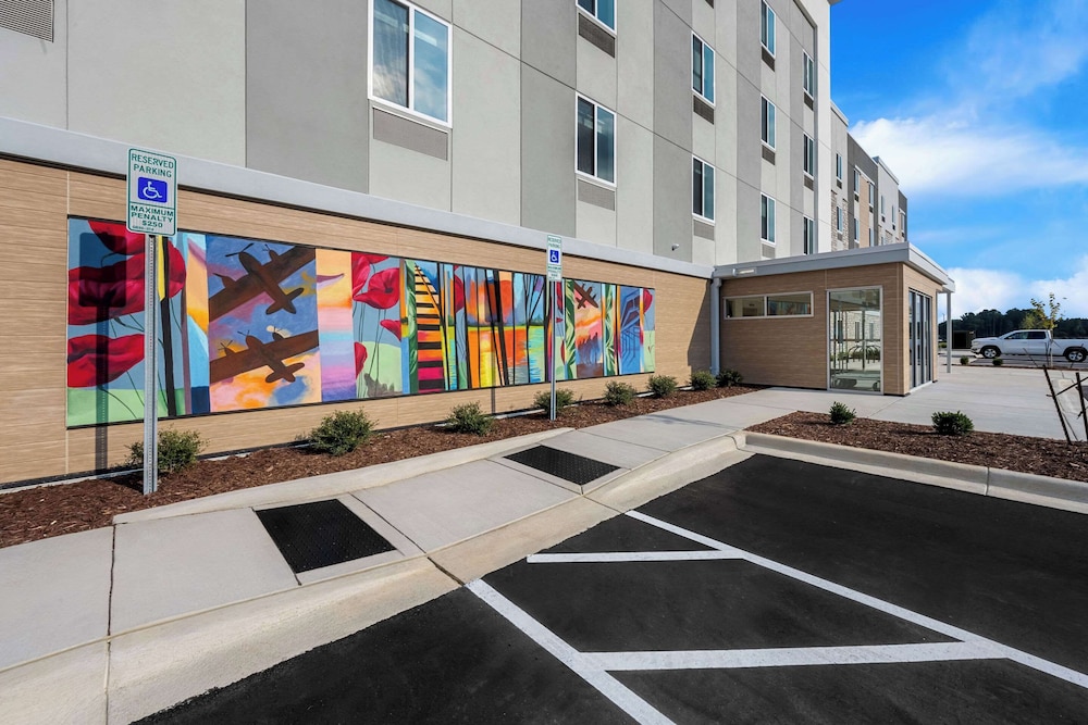 Everhome Suites Fayetteville near Fort Bragg 29/34