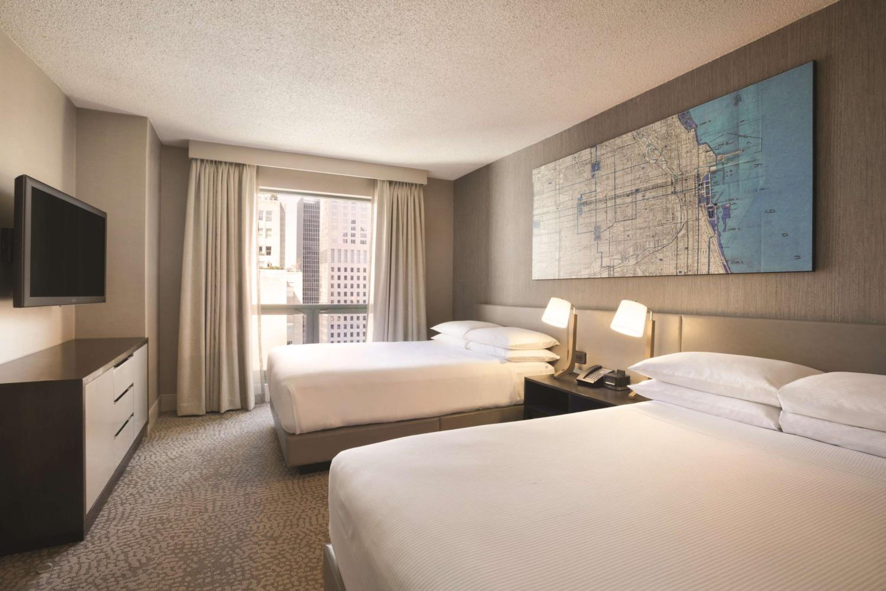جناح بسريرين مزدوجين بغرفة نوم واحدة مع أريكة لذوي الإعاقة، Hilton Chicago Magnificent Mile Suites 2/4