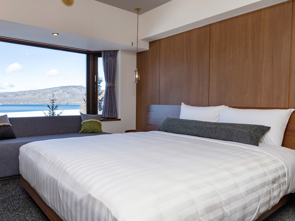 STANDARD, DOUBLE BED, LAKE VIEW