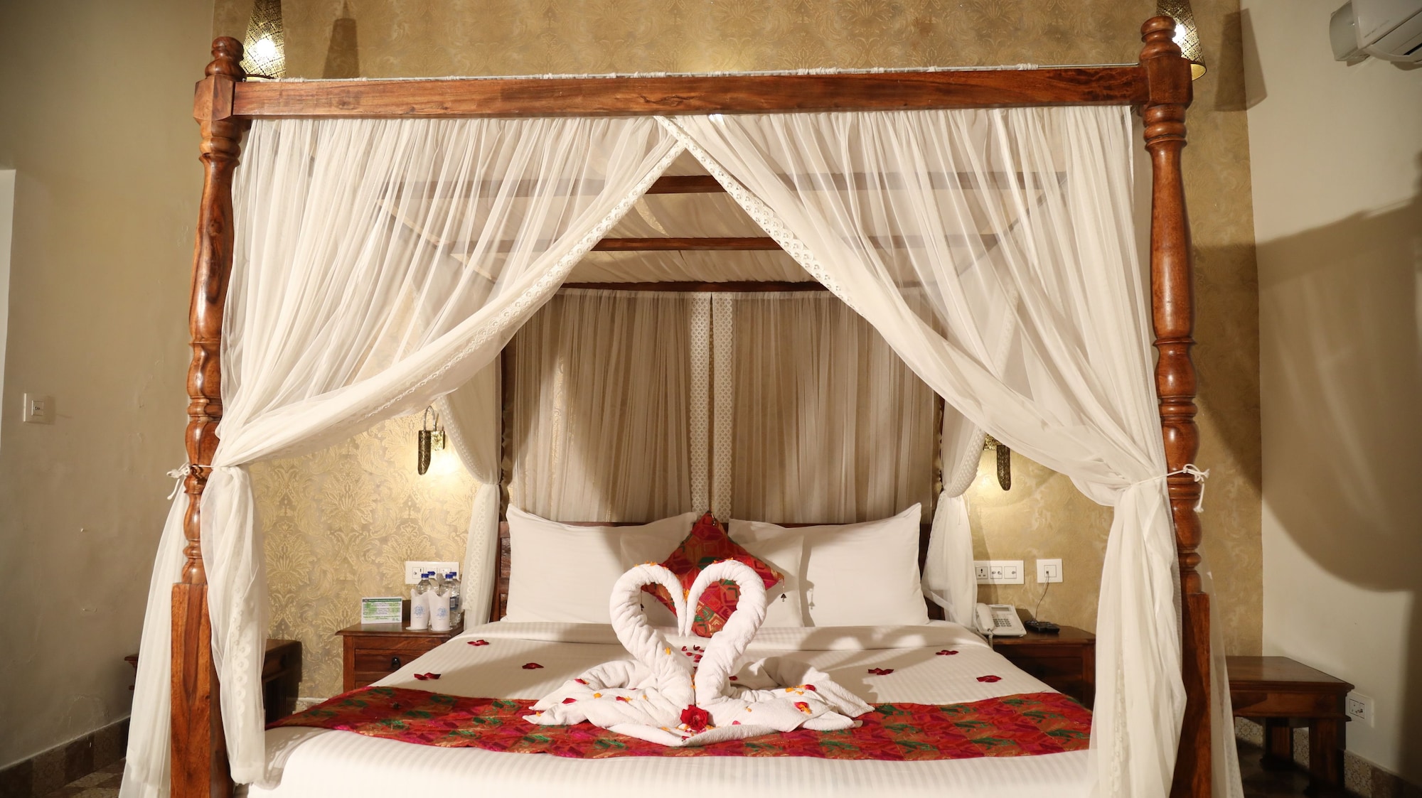 ROYAL, SUITE, KING BED