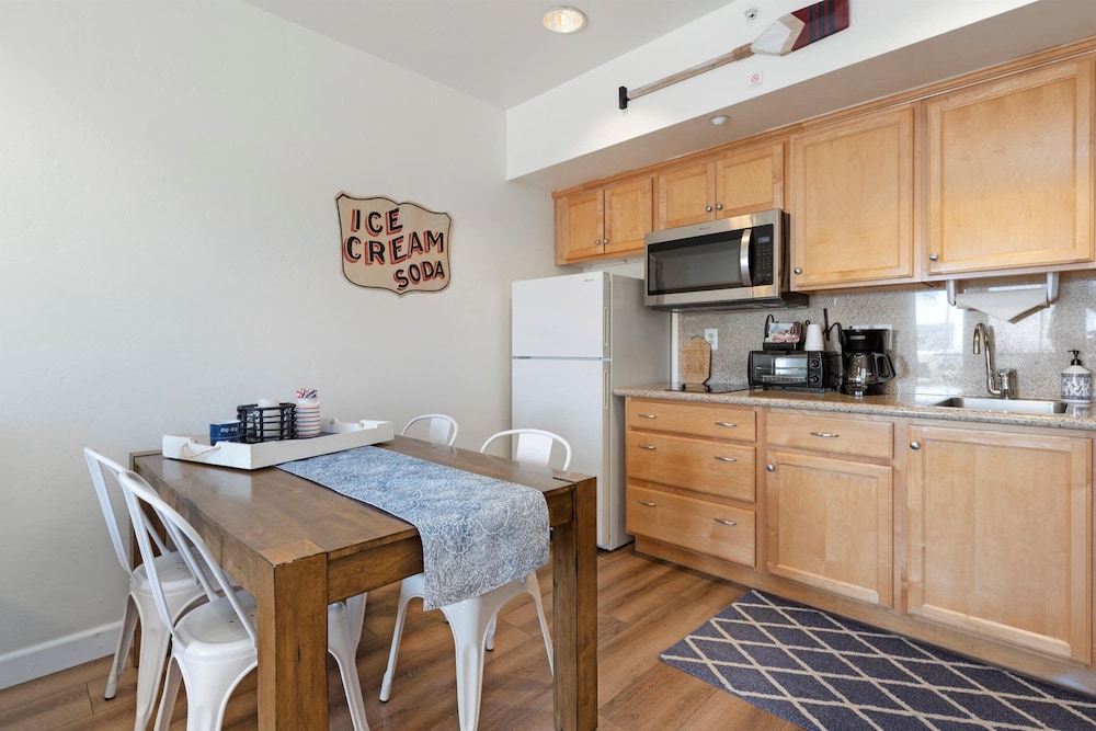 Beach House Inn & Suites 7/50