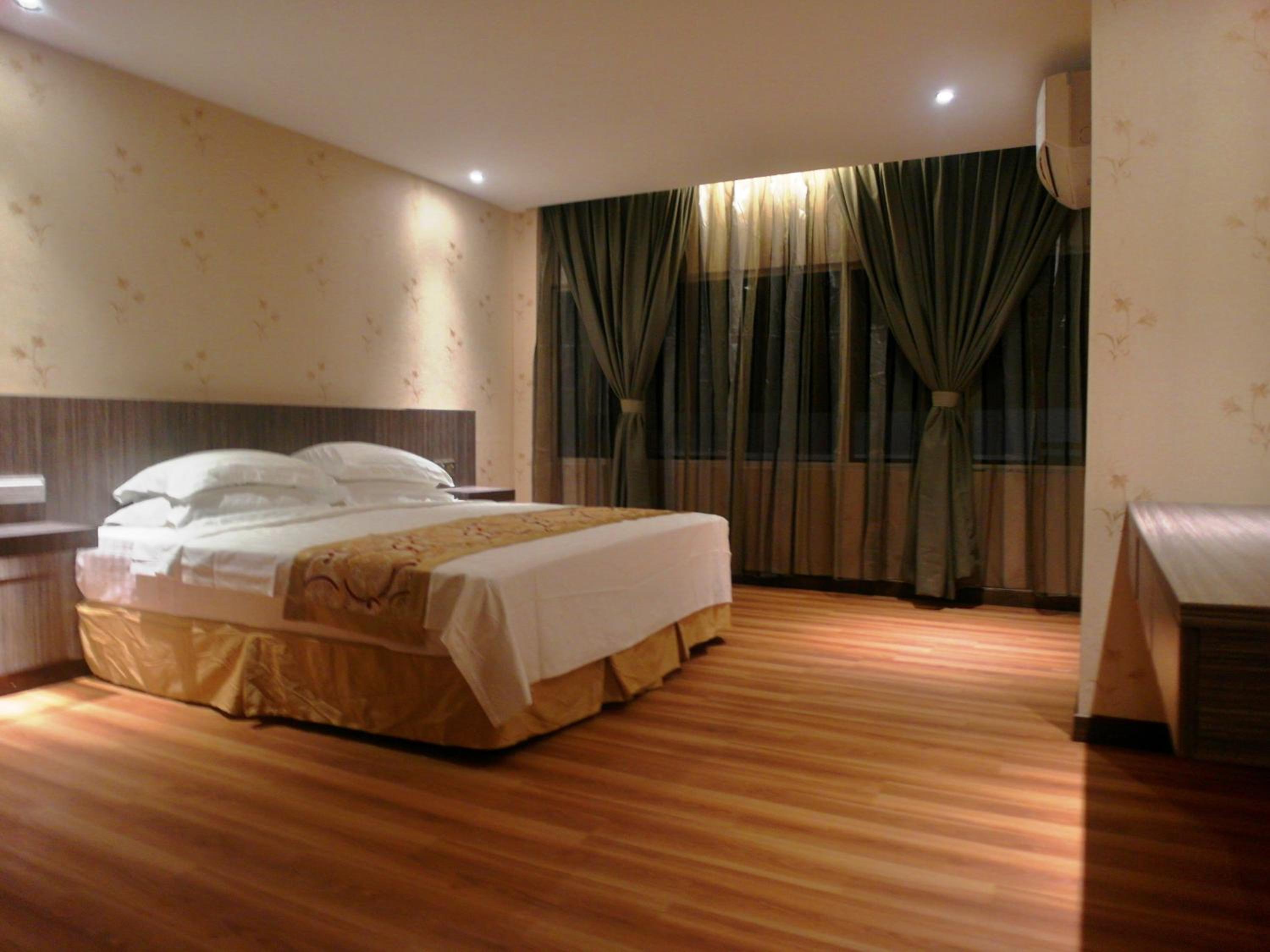 جناح جونيور، Mandarin Hotel 5/10