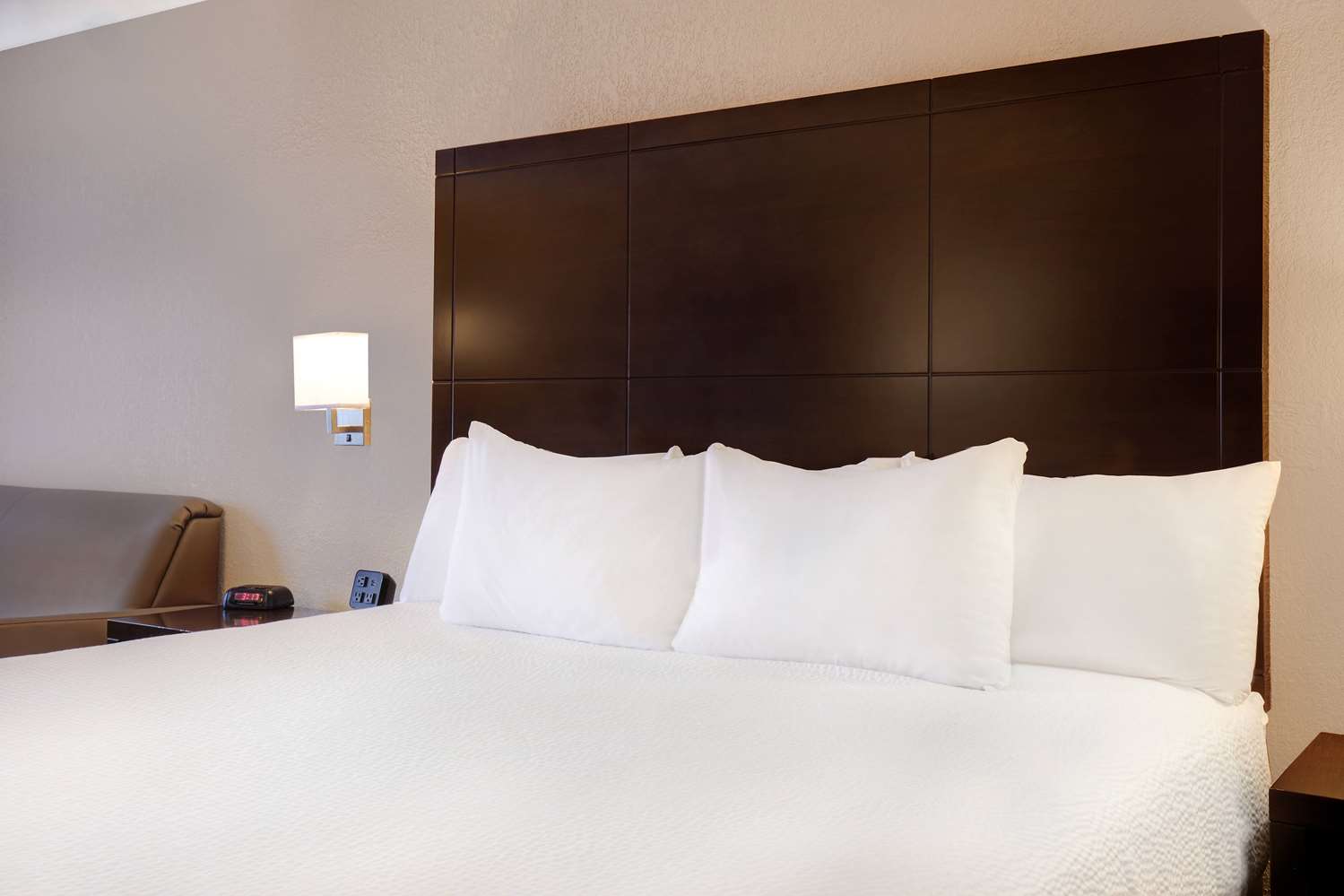 Days Inn By Wyndham Medicine Hat 16/38
