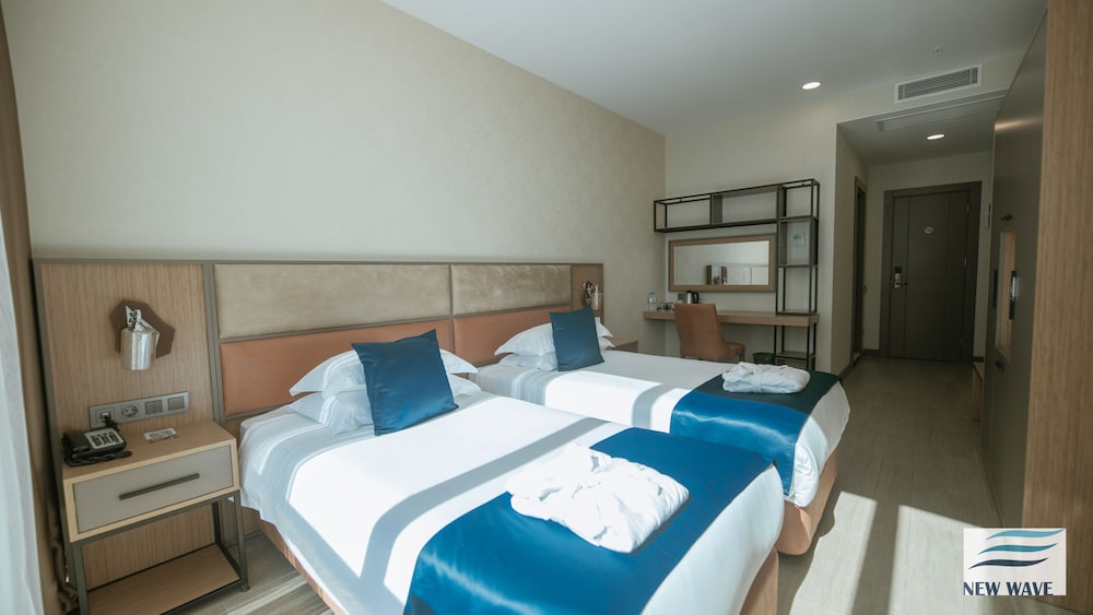 New Wave Hotel 15/48