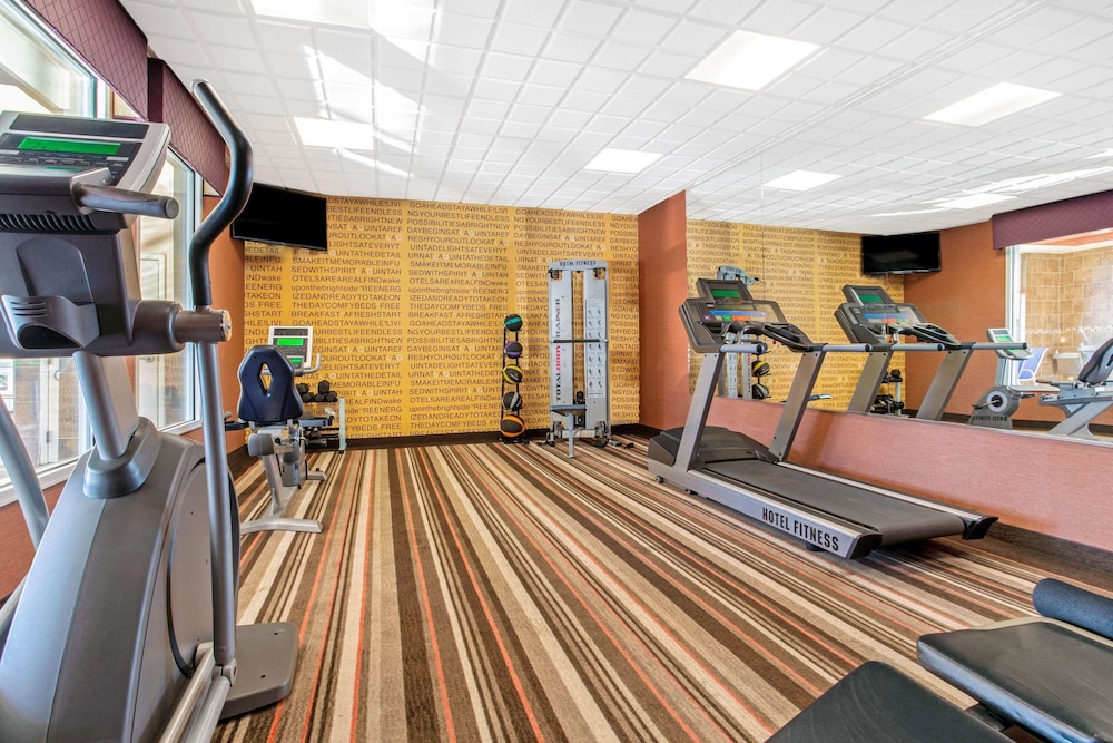 La Quinta Inn and Suites by Wyndham Ft. Worth - Burleson 30/53