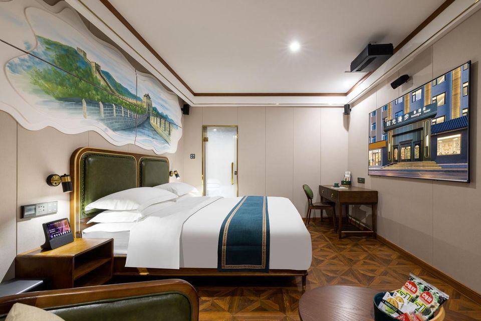 Feature, Double Bed