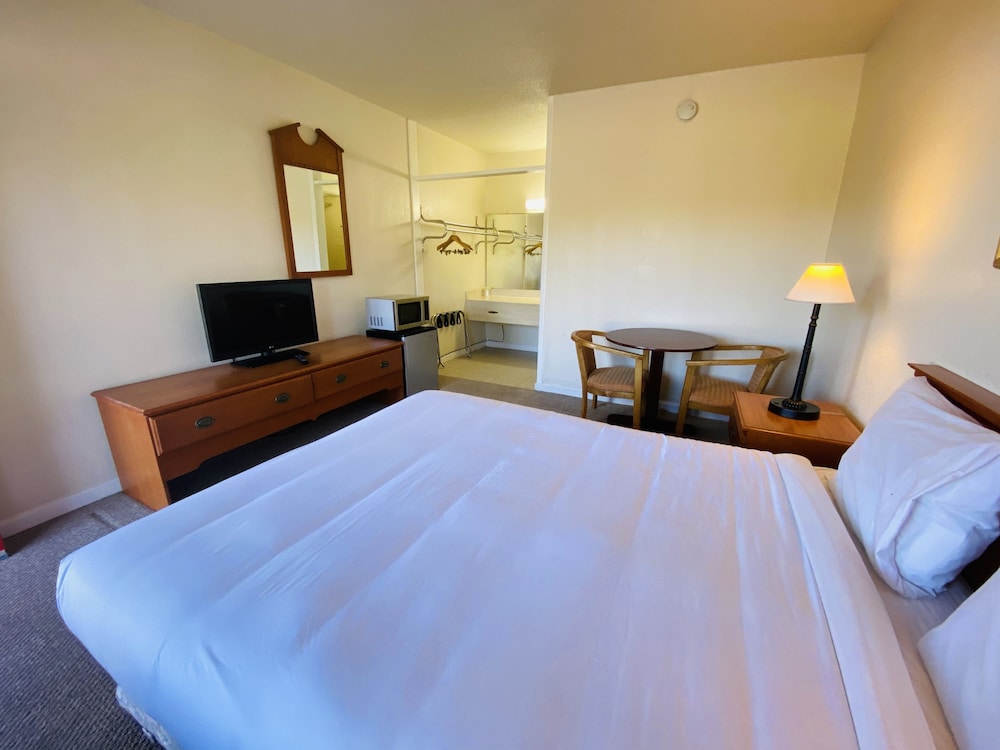 Travelers Place Inn & Suites 23/73