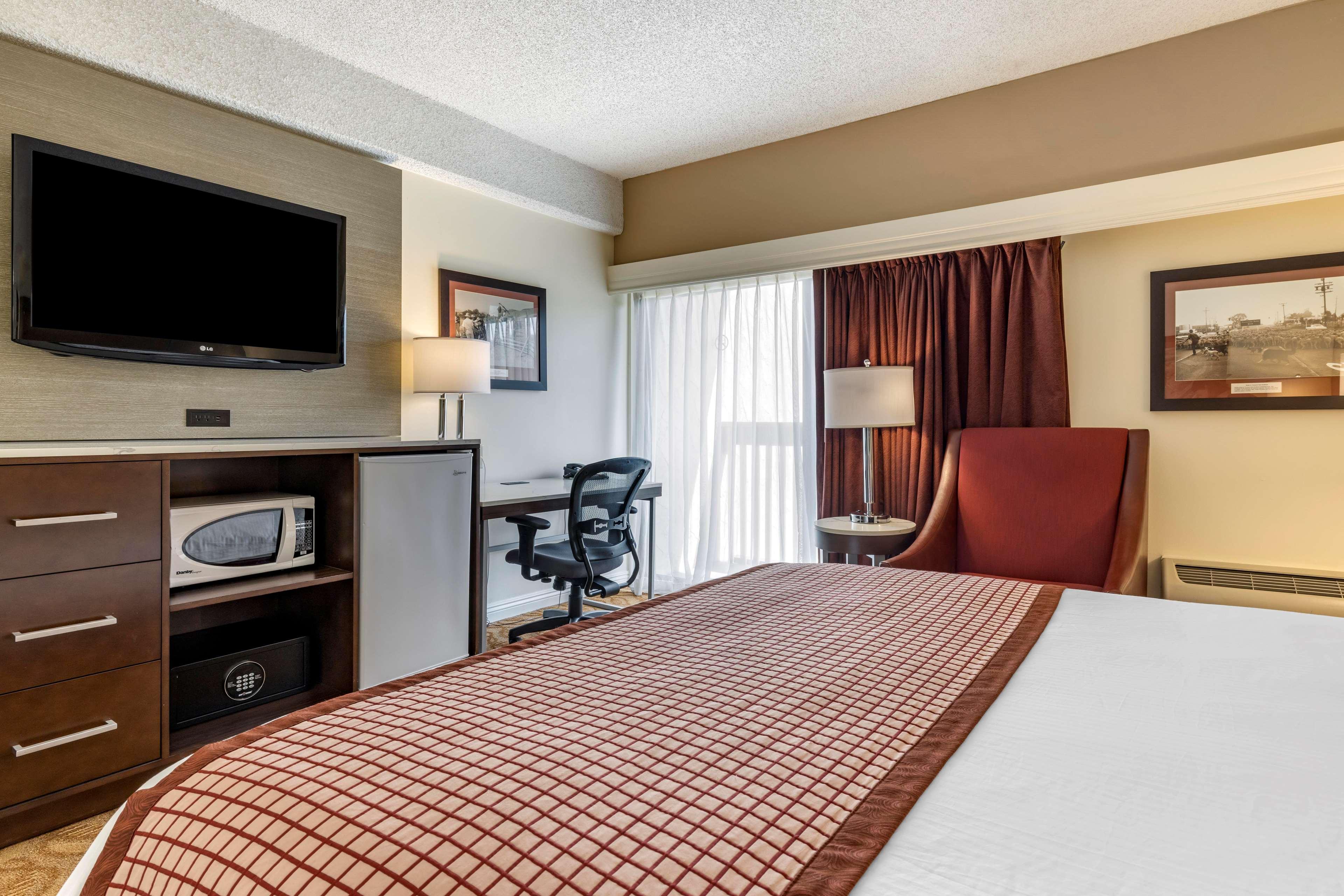Room, King Bed, Freeway View, Balcony