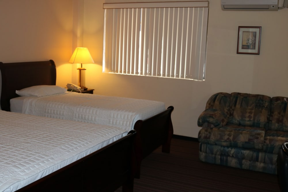 Harmon Loop Hotel 11/36