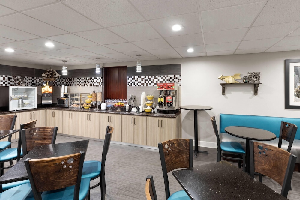 Days Inn & Suites by Wyndham Sam Houston Tollway 33/50