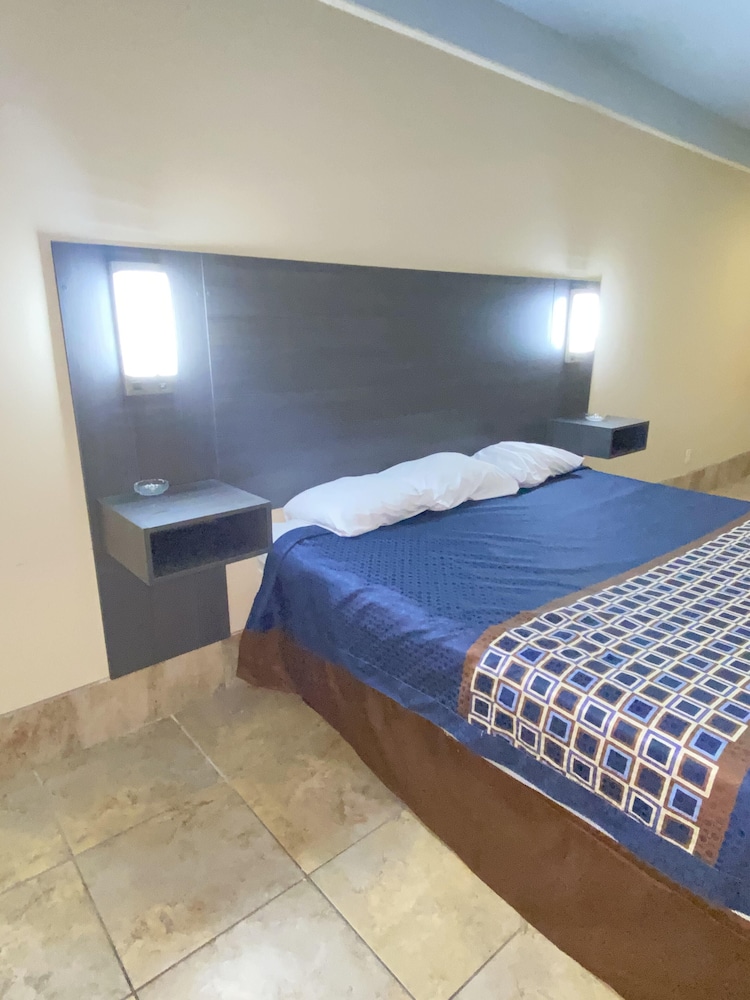 Suite, King Bed, Kitchenette