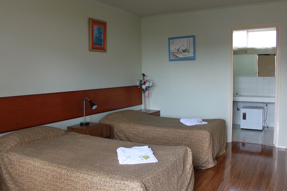 Beaconsfield Lodge Motel 7/66