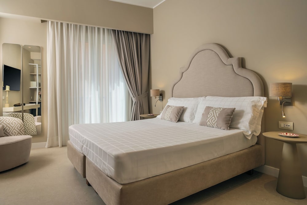 CLASSIC, DOUBLE BED, POOL VIEW, BALCONY