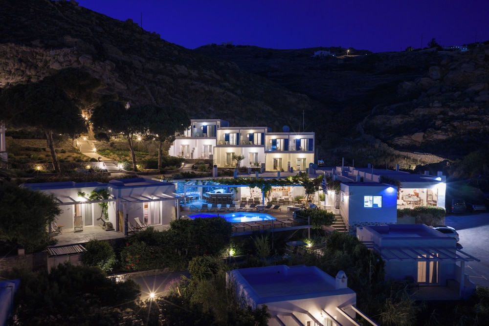 Rhenia Hotel and Bungalows 8/88