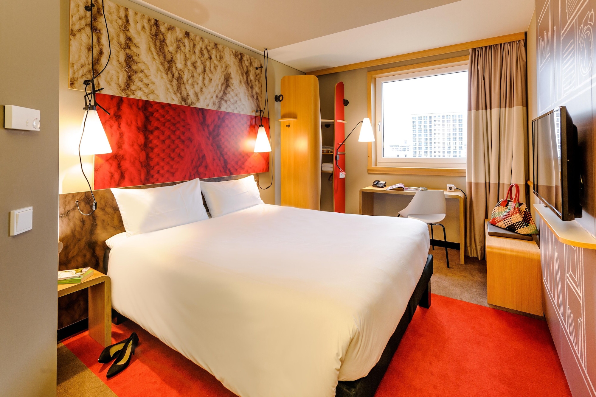 ROOM, TWIN BEDS