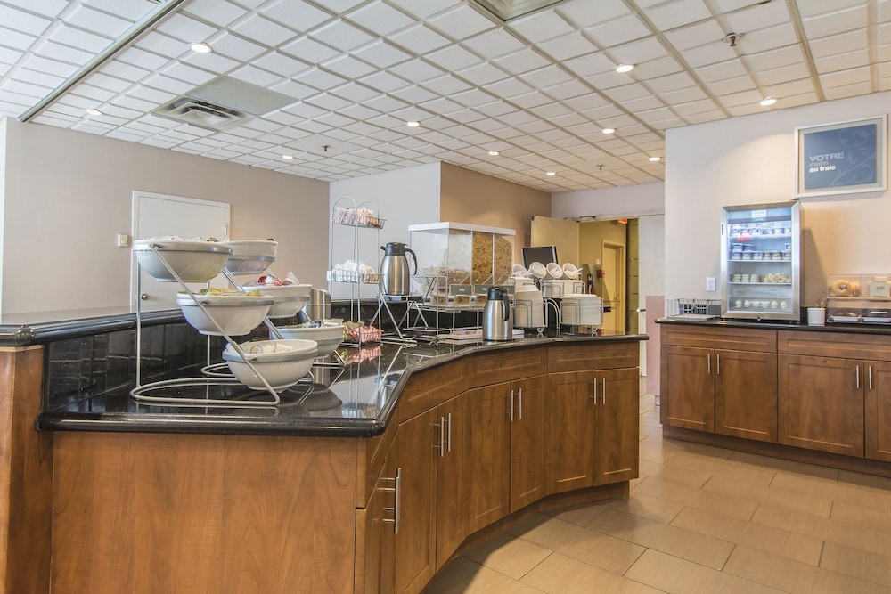 Comfort Suites Downtown Montreal 6/49