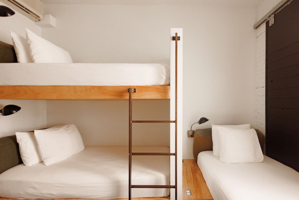 ROOM, TRIPLE, SHARED BATHROOM