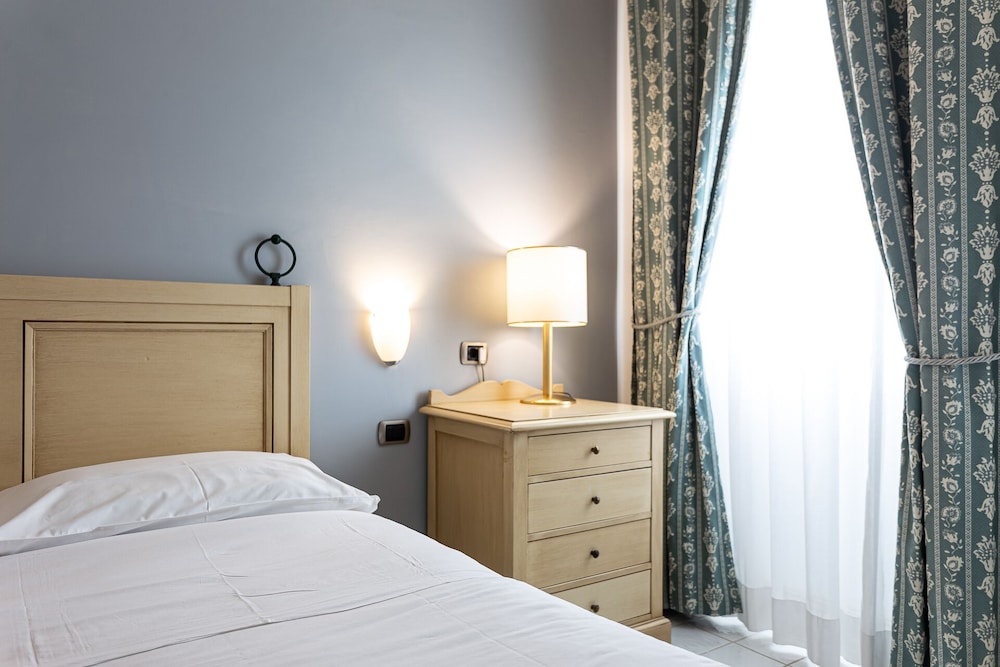 2 Bedrooms, Family, 1 Double and 3 Single Beds, Cavalluccio Marino 6/9