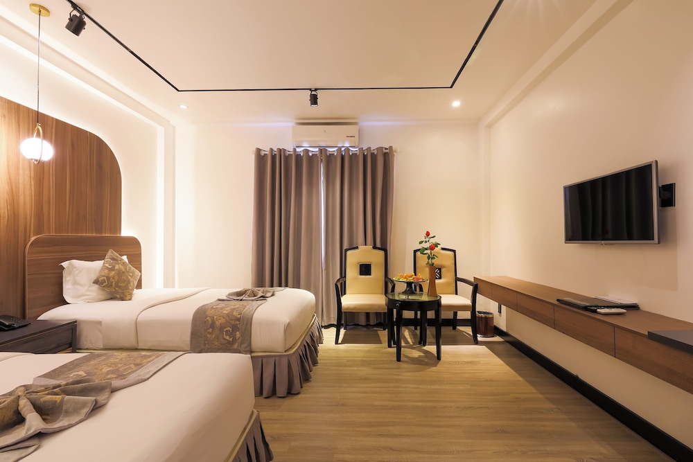 SENIOR, DELUXE, TWIN BEDS, CITY VIEW