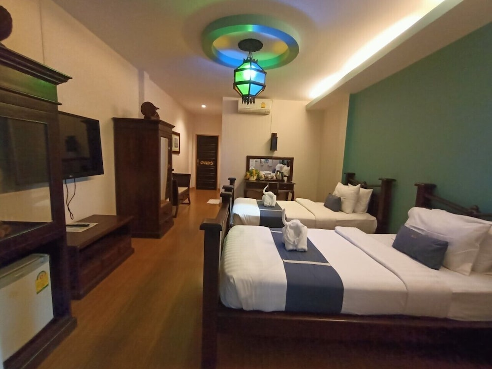 P Paradise Hotel 16/50