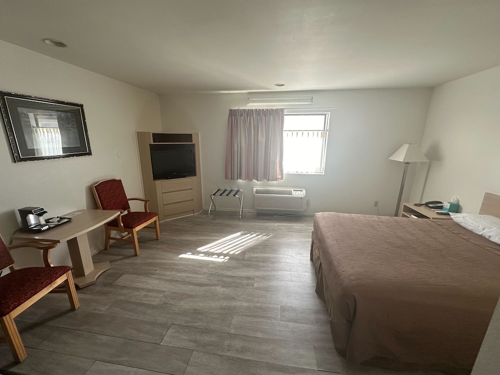 Jolly Roger Hotel 24/48