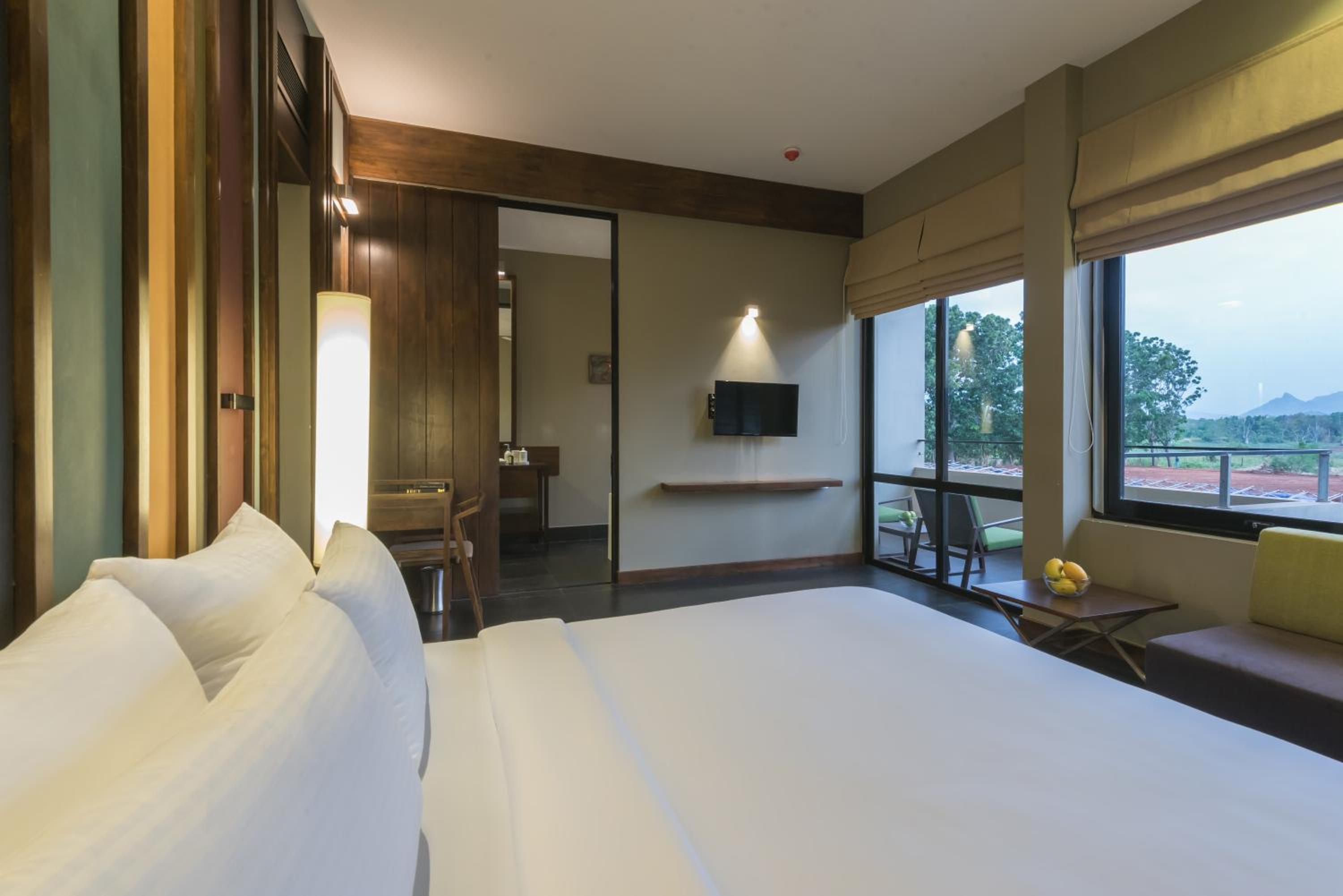 Super, Deluxe, Double or Twin Bed