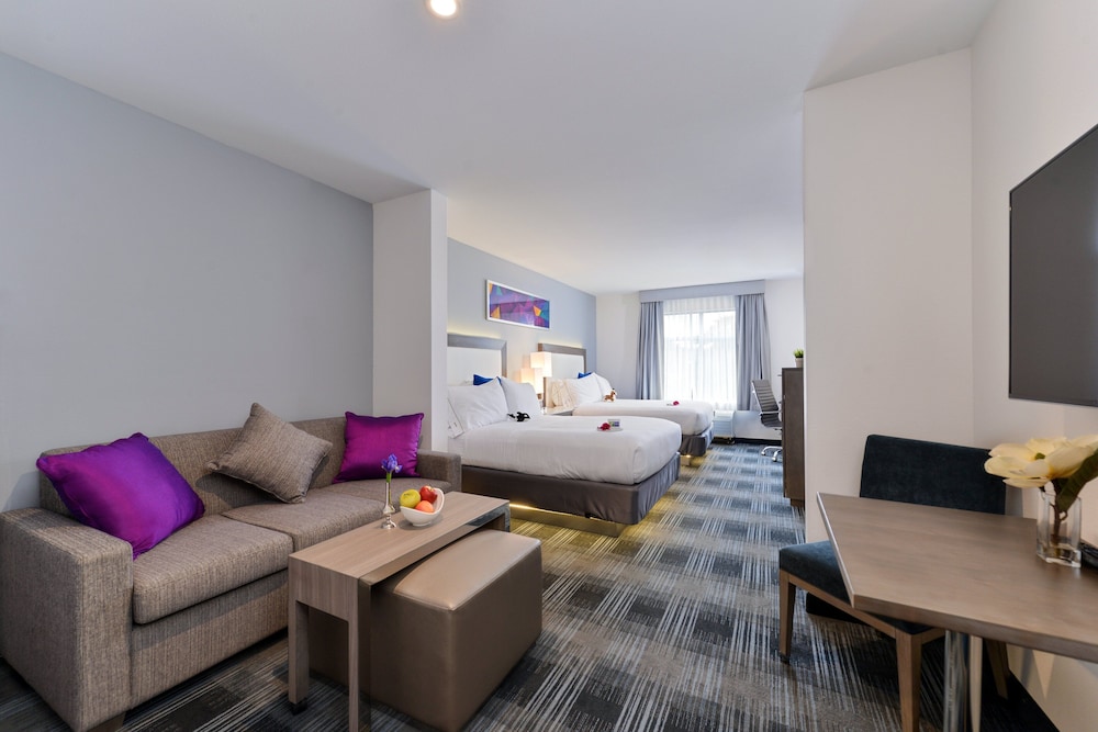 Holiday Inn Express & Suites San Diego - Mission Valley 43/61