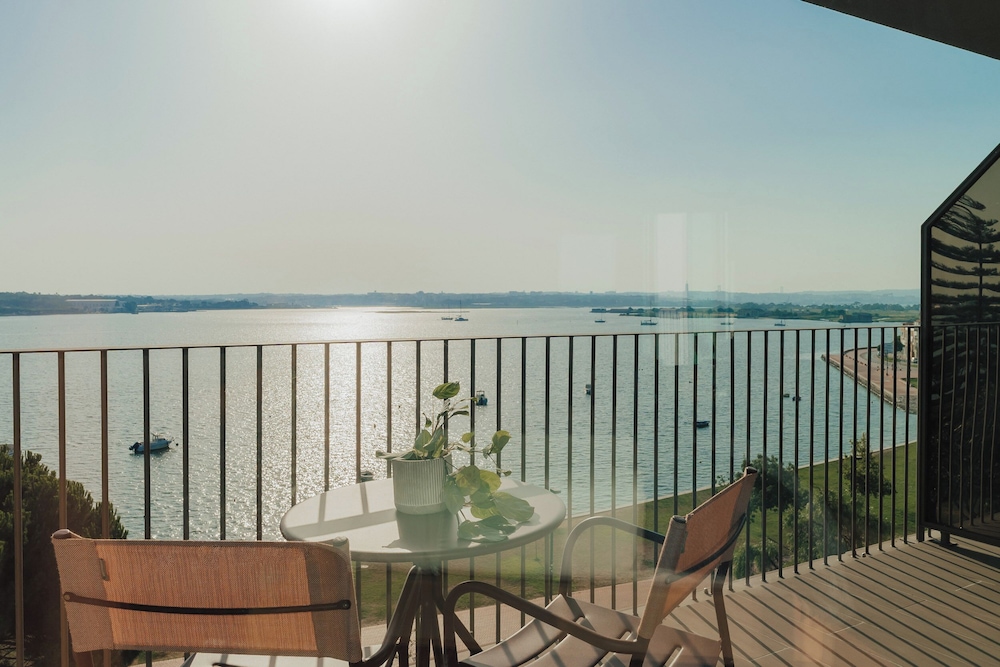 Upon Harbor - Seixal Bay Hotel 45/50