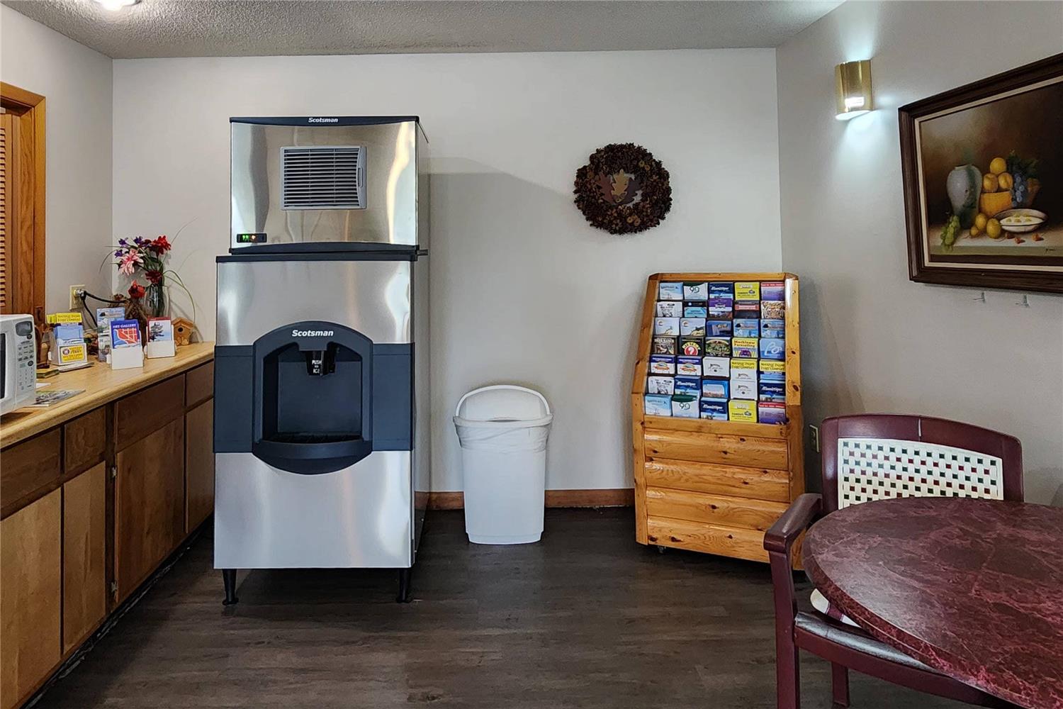 Econo Lodge Lakeshore 14/14